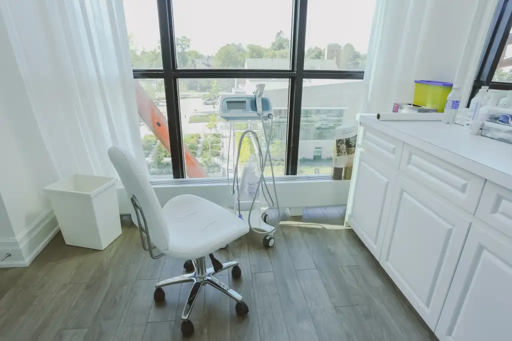 Treatment room with a device by the window